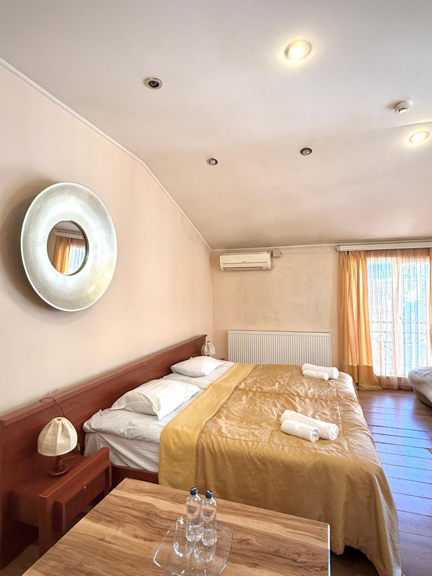 Hotel Vake Тбилиси Екстериор снимка